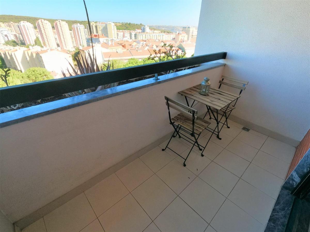 Lisbon 2 Bedroom Apartment With Balcony In Algés Exterior photo