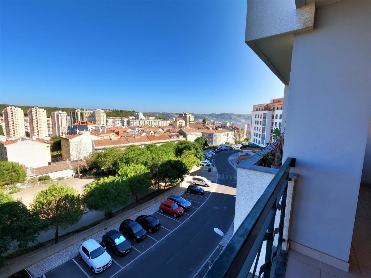 Lisbon 2 Bedroom Apartment With Balcony In Algés Exterior photo
