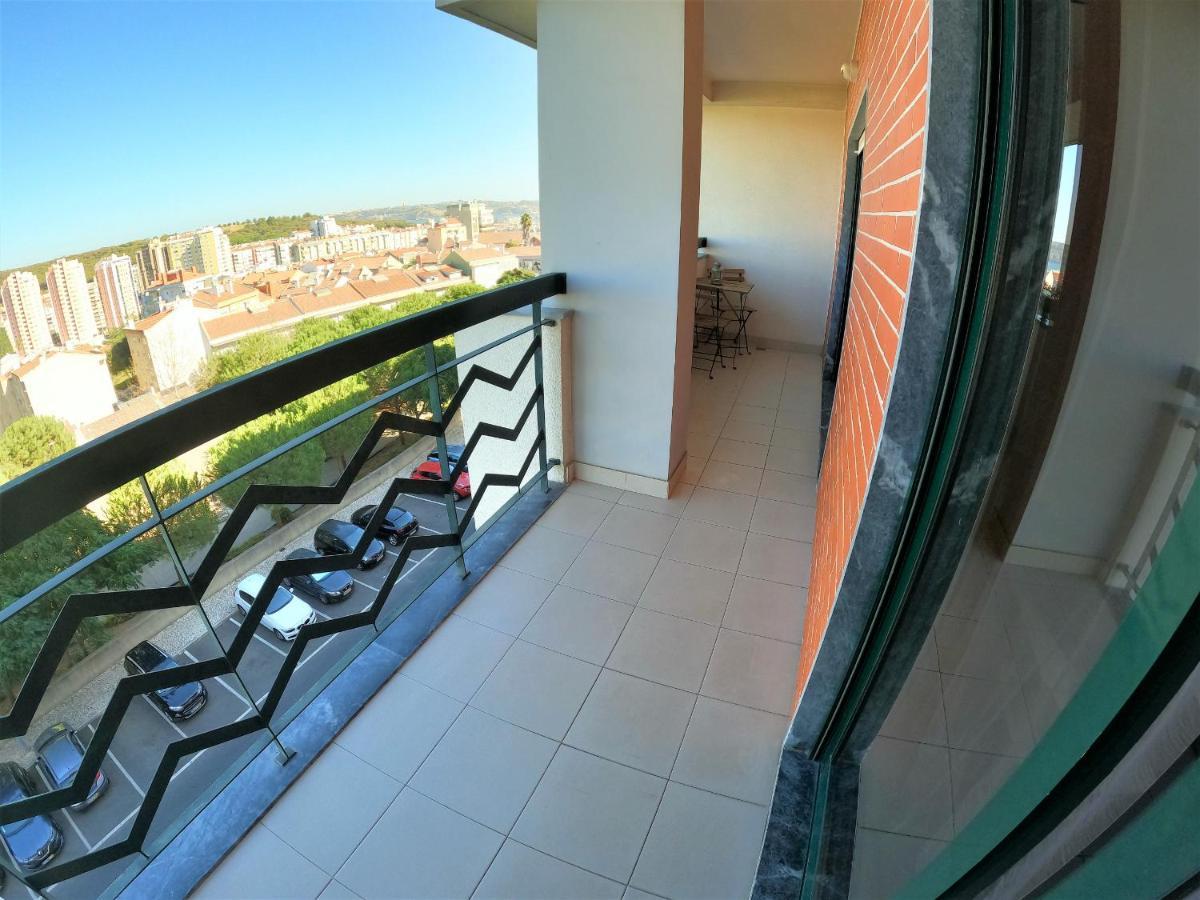 Lisbon 2 Bedroom Apartment With Balcony In Algés Exterior photo